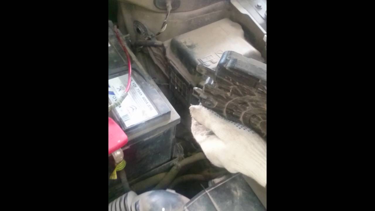 Как снять аккумулятор на Peugeot (пежо)  301