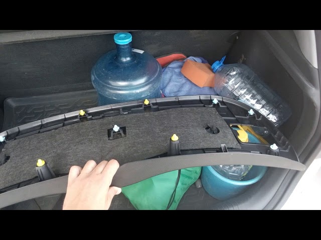 Снятие (съем, демонтаж) пластиковой обшивки багажника (5-й двери) Киа Рио III хэтчбек