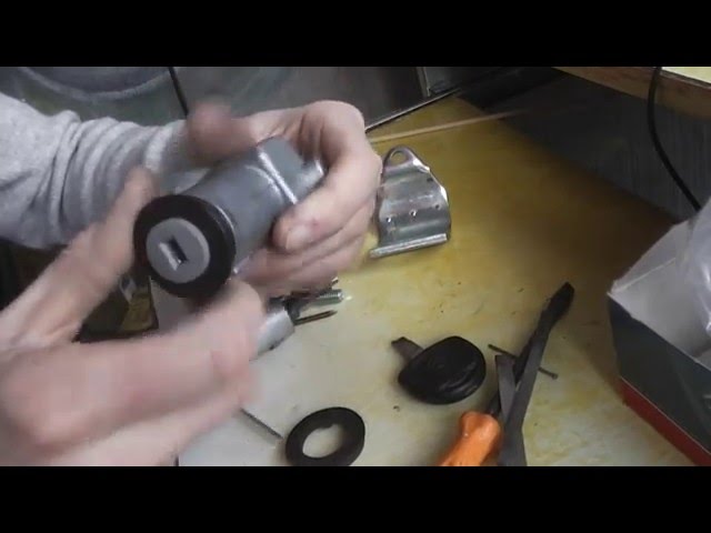 Как вытащить личинку замка со сломанным ключом внутри Opel Vectra А