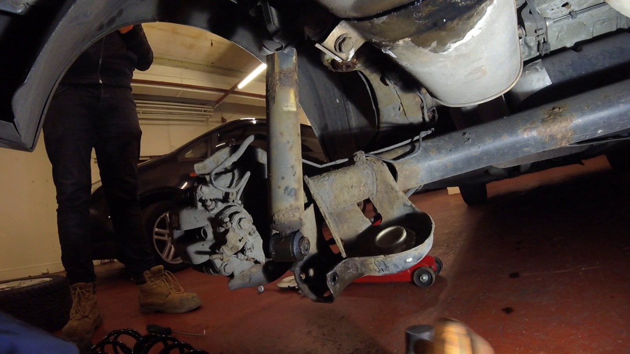 Как поменять задние пружины на Peugeot 307\ How to change rear coil spring