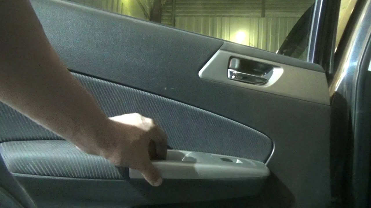 Как снять обшивки передней и задней дверей.  Subaru Forester III.