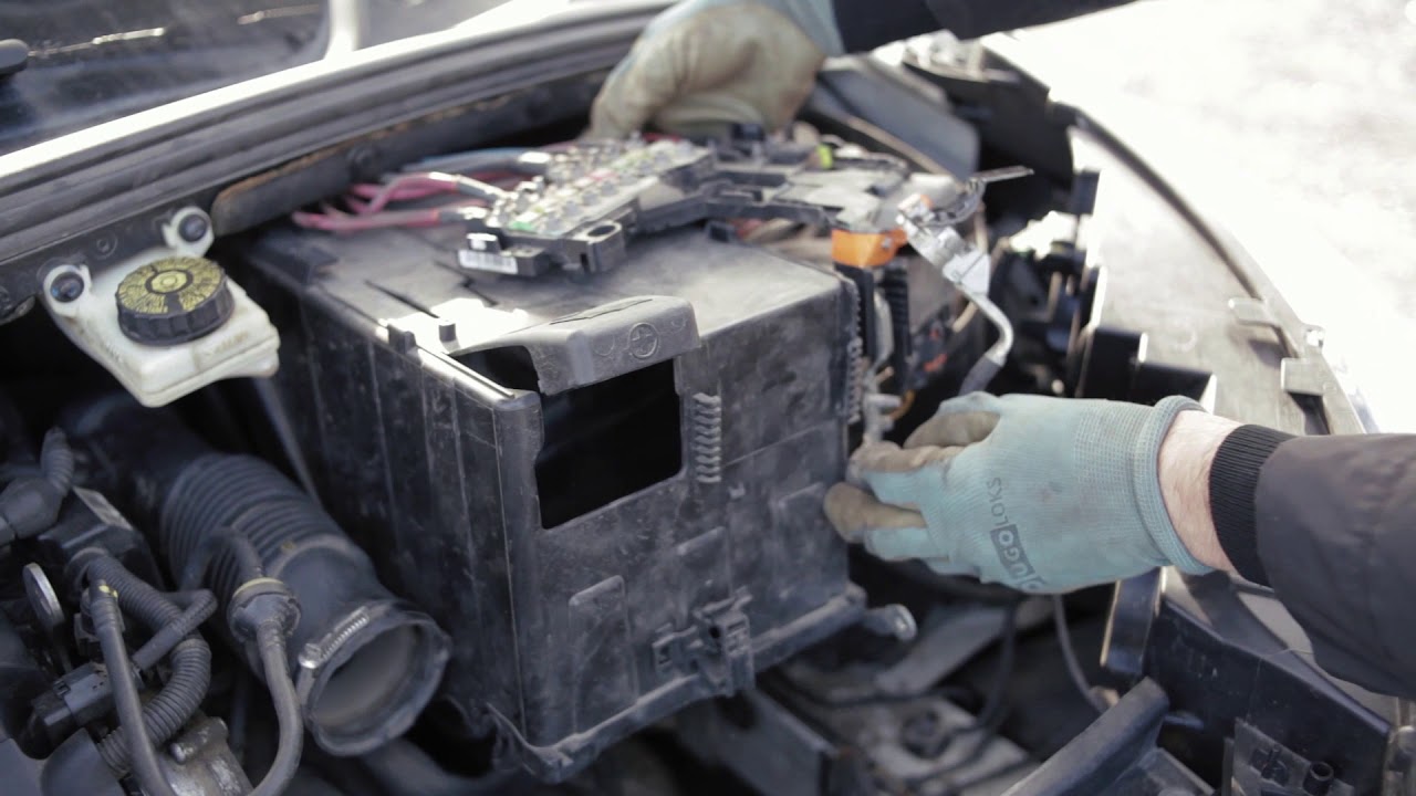 Замена аккумулятора на автомобиле Пежо 307, 308 Citroen C4 (2010-2015 гг.)