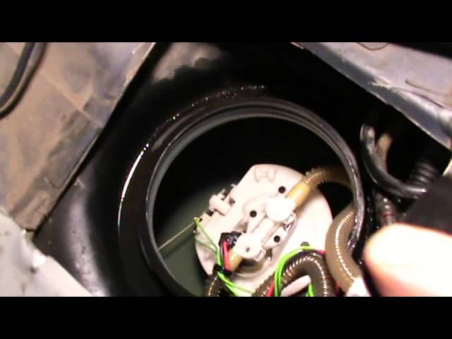Замена топливного насоса (снятие трубок) на Ford Focus 1