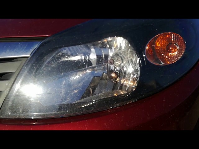 Замена лампочки в фаре Renault Sandero Stepway 2012