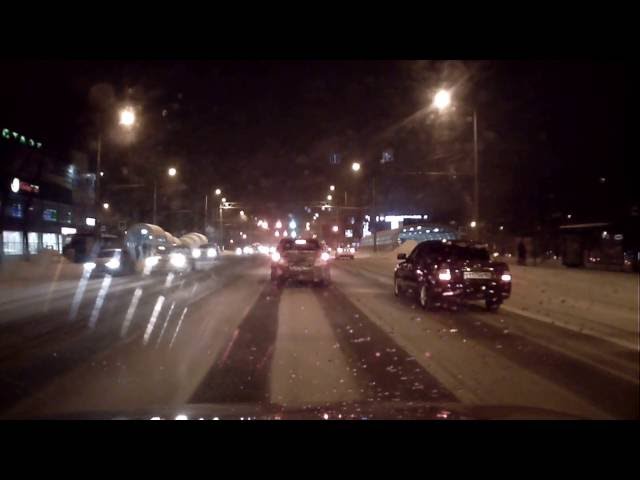 Ехал в Самаре 03.01.2016 по Московскому шоссе и тут подрезает меня без поворотников на встречку