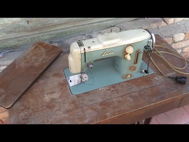 Раритетная швейная машинка ЛАДА с ножным и электроприводом на станине