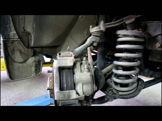 Замена передних тормозных колодок  Chevrolet Niva 4х4 Шевроле Нива 2016 года